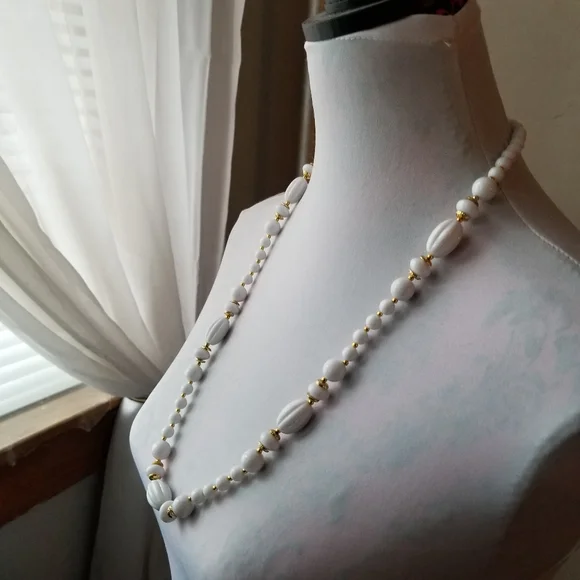 Long vintage necklace white beads gold tone molded ridged - Picture 14 of 14